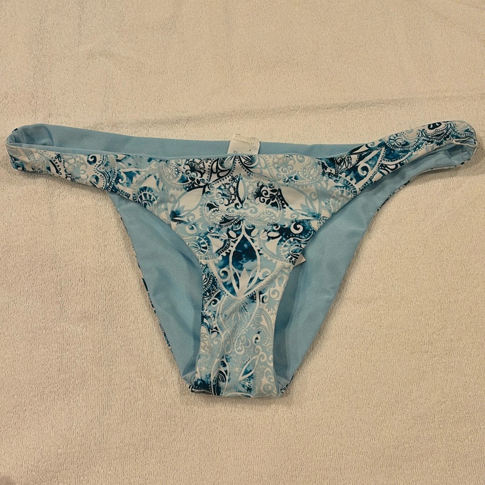 Bathing suit bottom xl. Fits a medium.